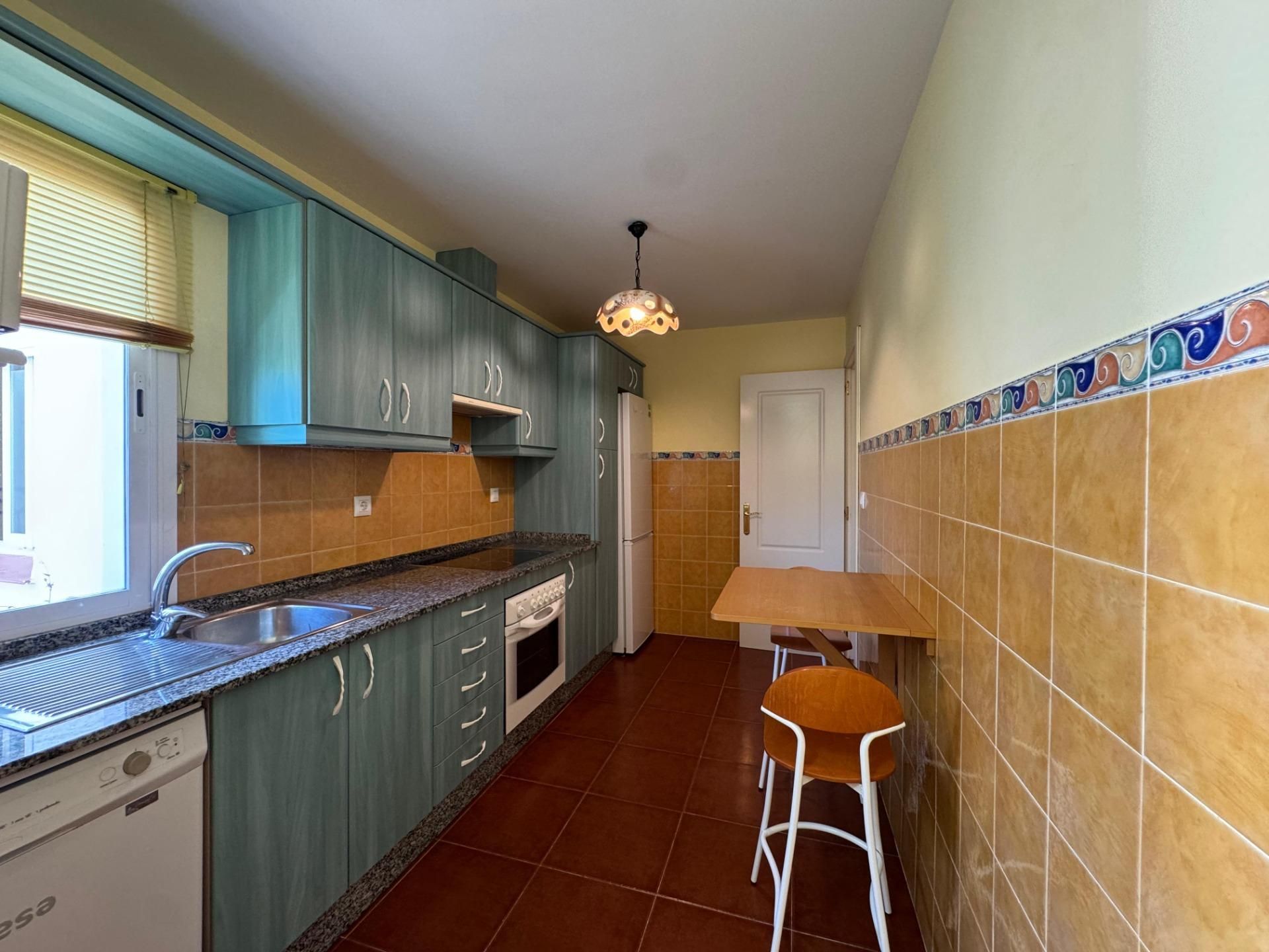 Cocina de Apartamento en venta en Rota con Terraza, Trastero y Piscina