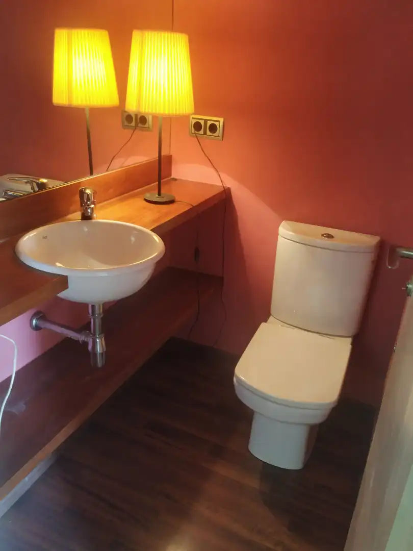 Badezimmer von Dachboden zur Miete in Barcelona mit Heizung, Ofen und Balkon