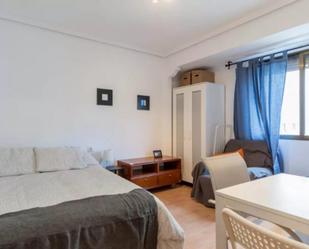 Dormitori de Apartament per a compartir en  Valencia Capital amb Moblat, Forn i Rentadora