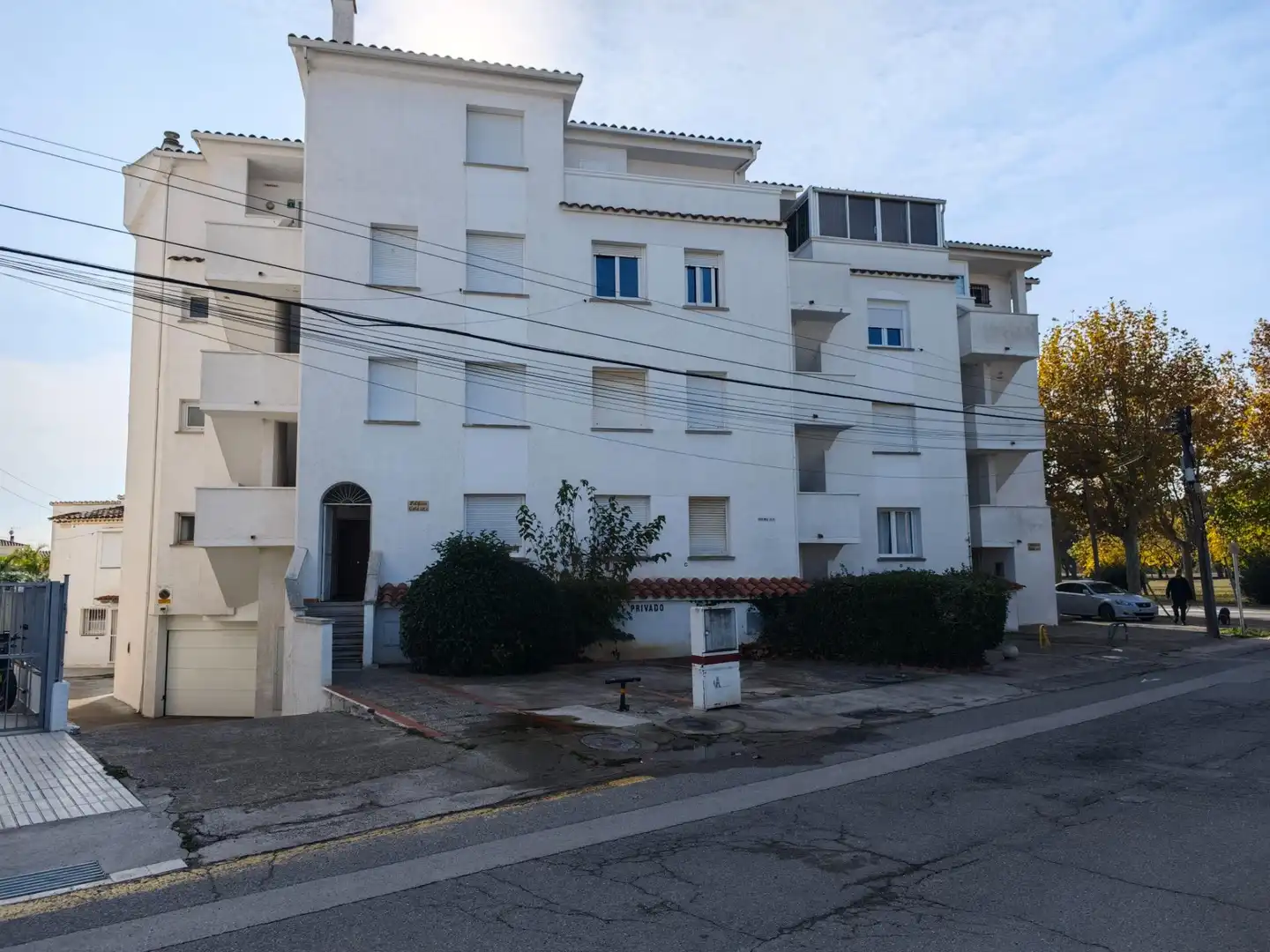 Außenansicht von Wohnungen zum Verkauf in Empuriabrava mit Terrasse