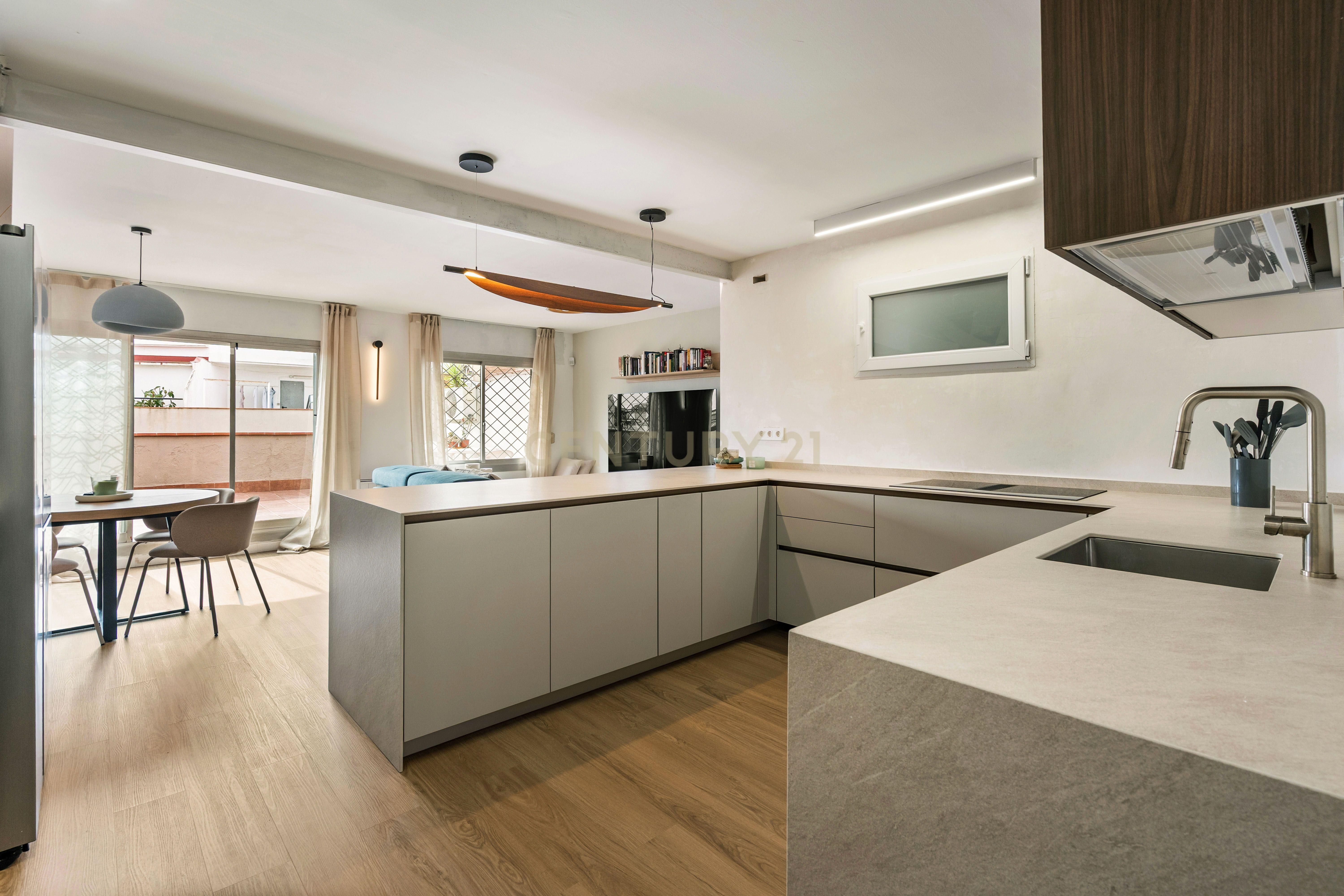 Cocina de Dúplex en venta en L'Hospitalet de Llobregat