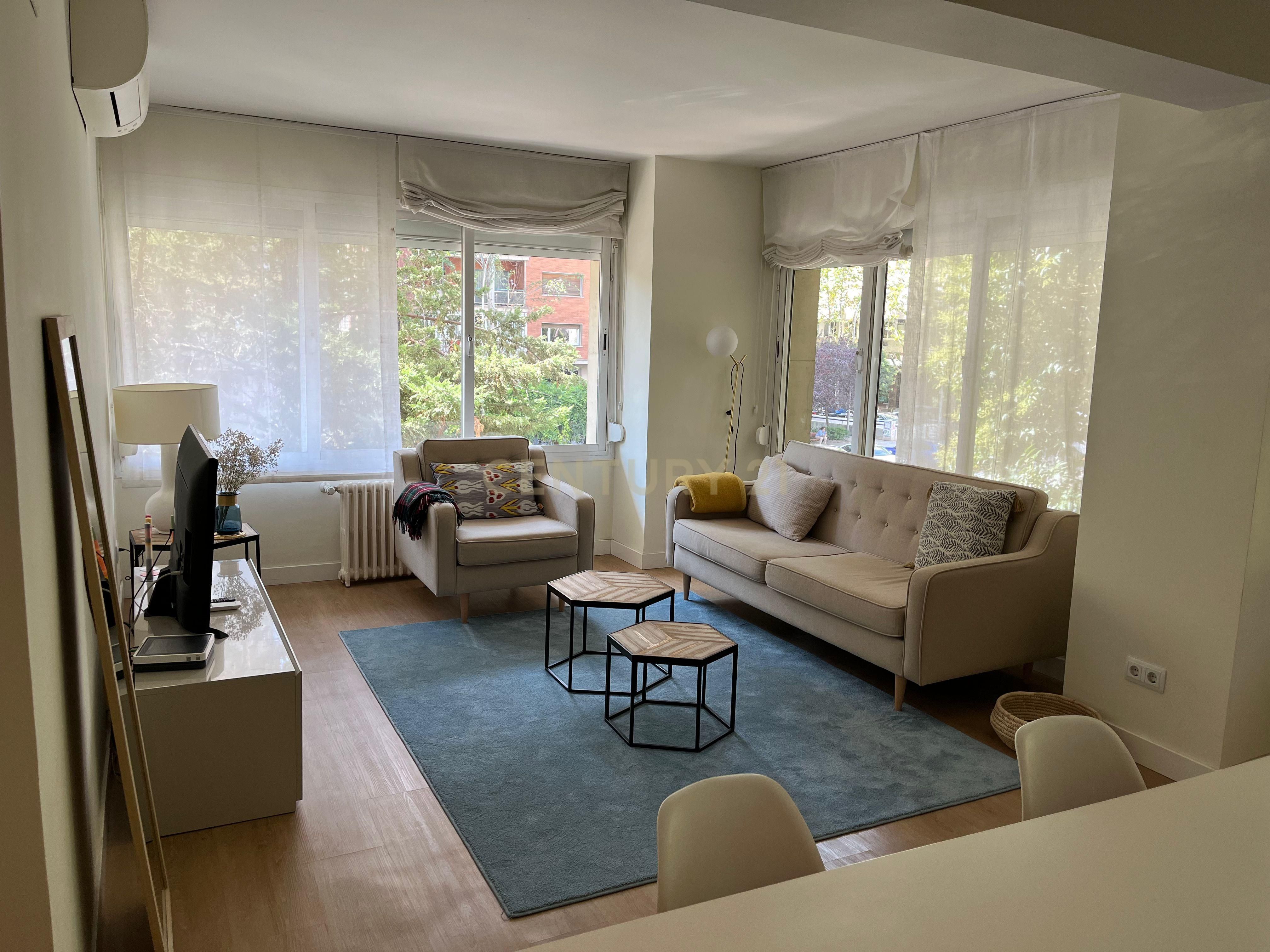 Living room of Apartment to rent in  Madrid Capital  with Air Conditioner, Furnished and Oven