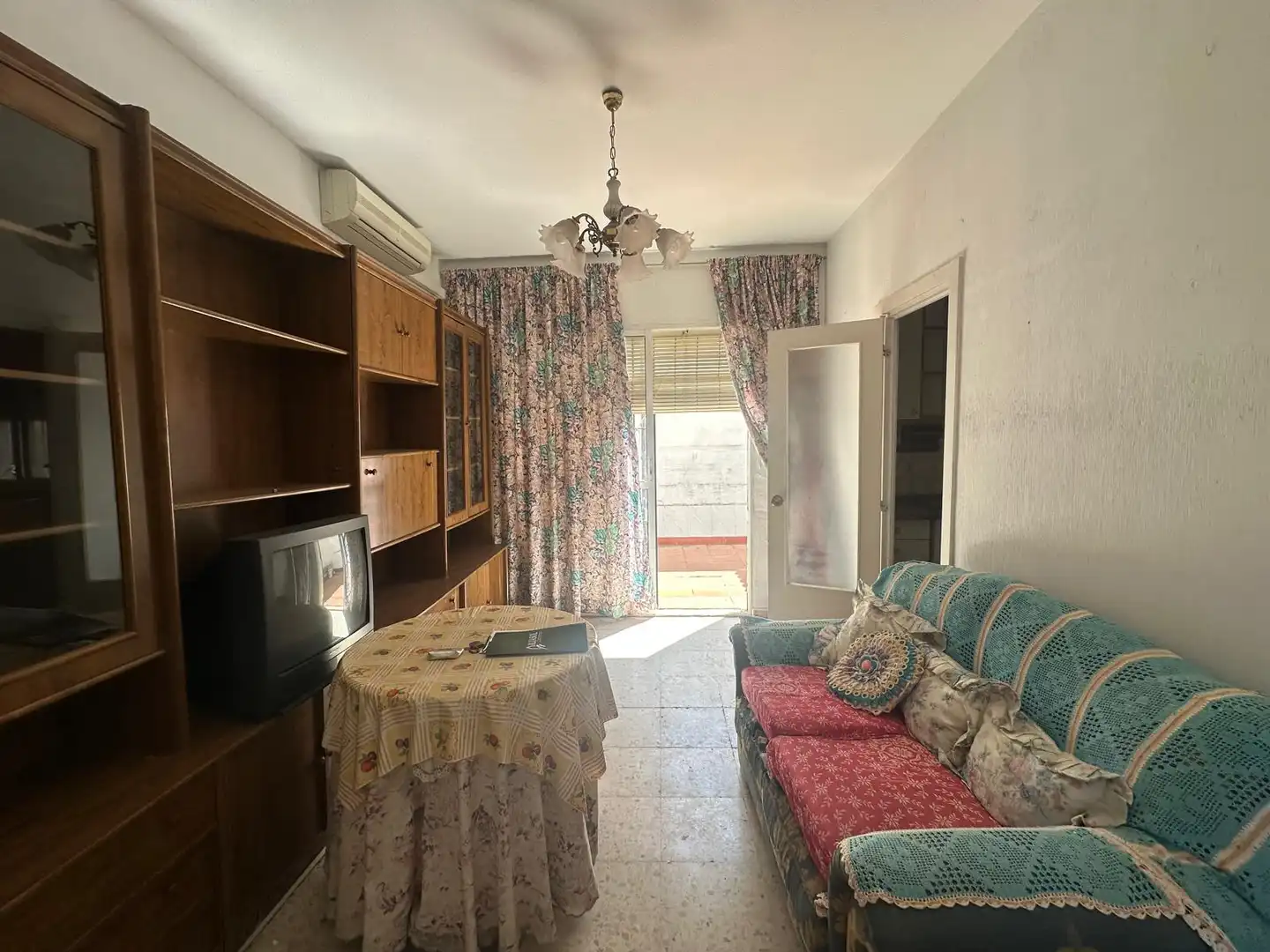 Sala d'estar de Casa o xalet en venda en Sanlúcar la Mayor amb Aire condicionat i Traster