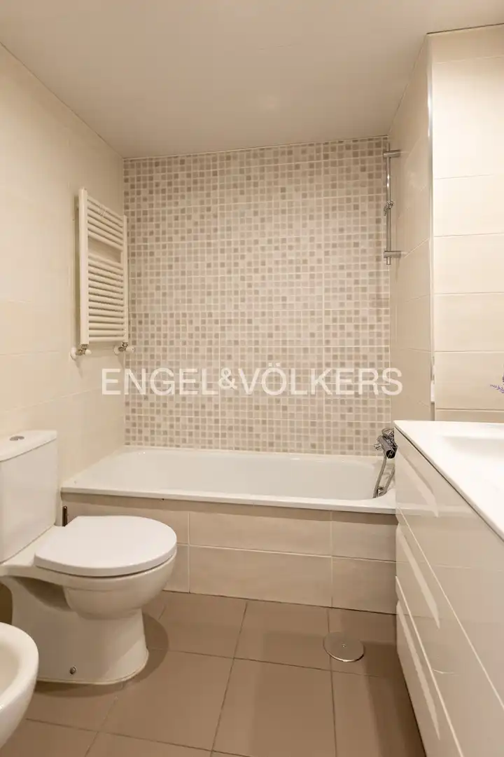 Badezimmer von Wohnung zur Miete in San Sebastián de los Reyes mit Klimaanlage, Heizung und Privatgarten