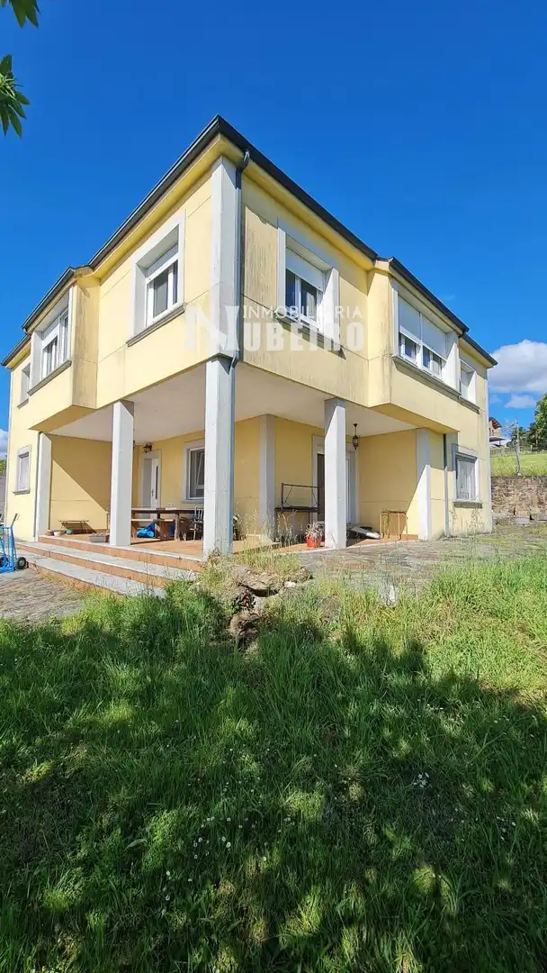 Vista exterior de Casa o xalet en venda en Lugo amb Calefacció i Moblat