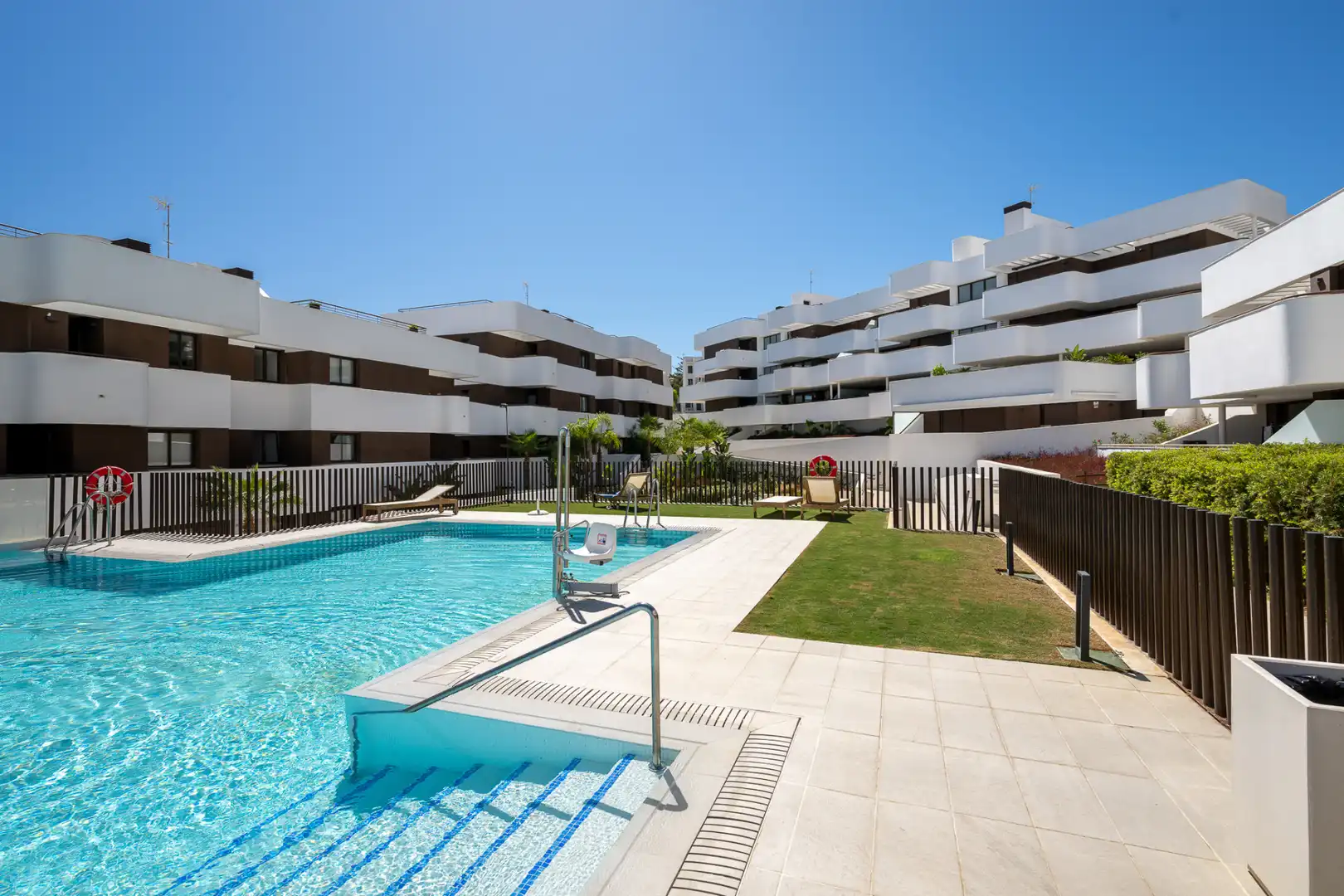 Piscina de Ático en venta en Estepona con Aire acondicionado, Terraza y Piscina