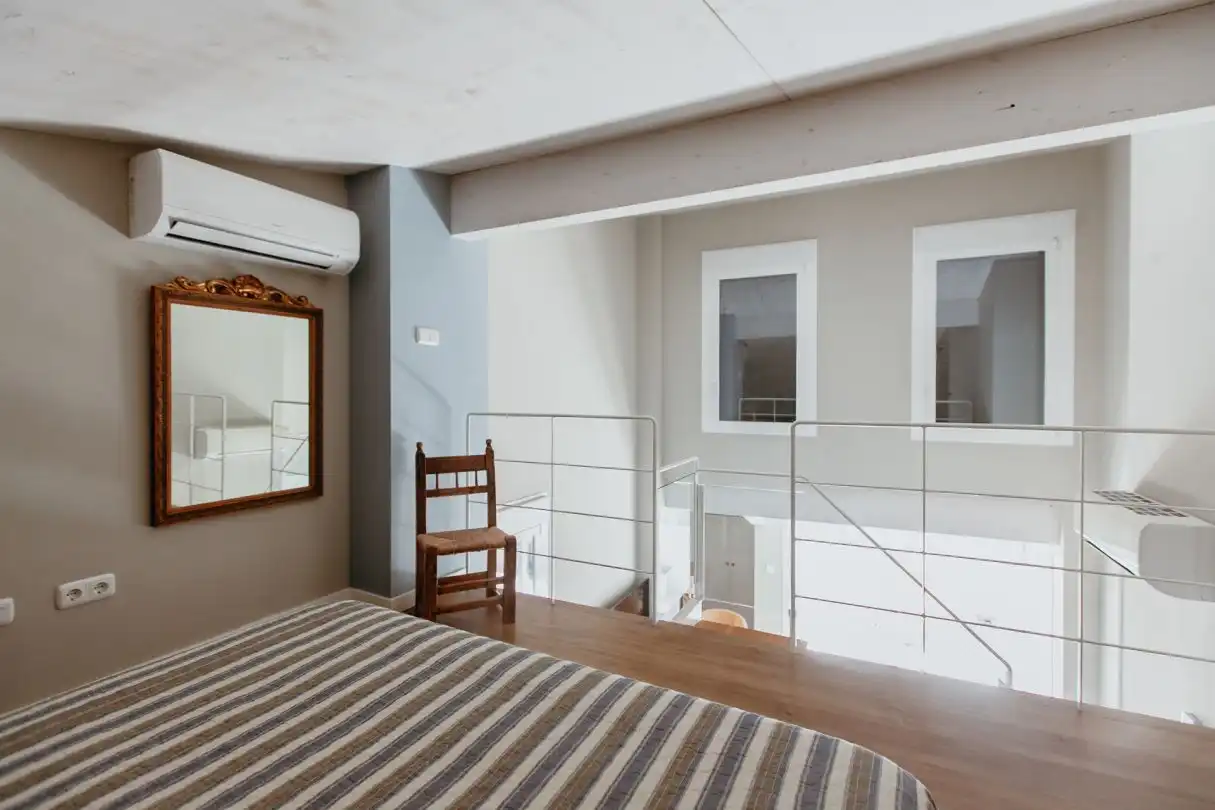 Schlafzimmer von Dachboden zur Miete in Huesca mit Klimaanlage, Heizung und Terrasse