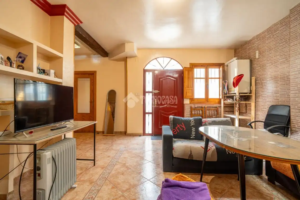 Sala de estar de Casa adosada en venta en Granada con Aire acondicionado