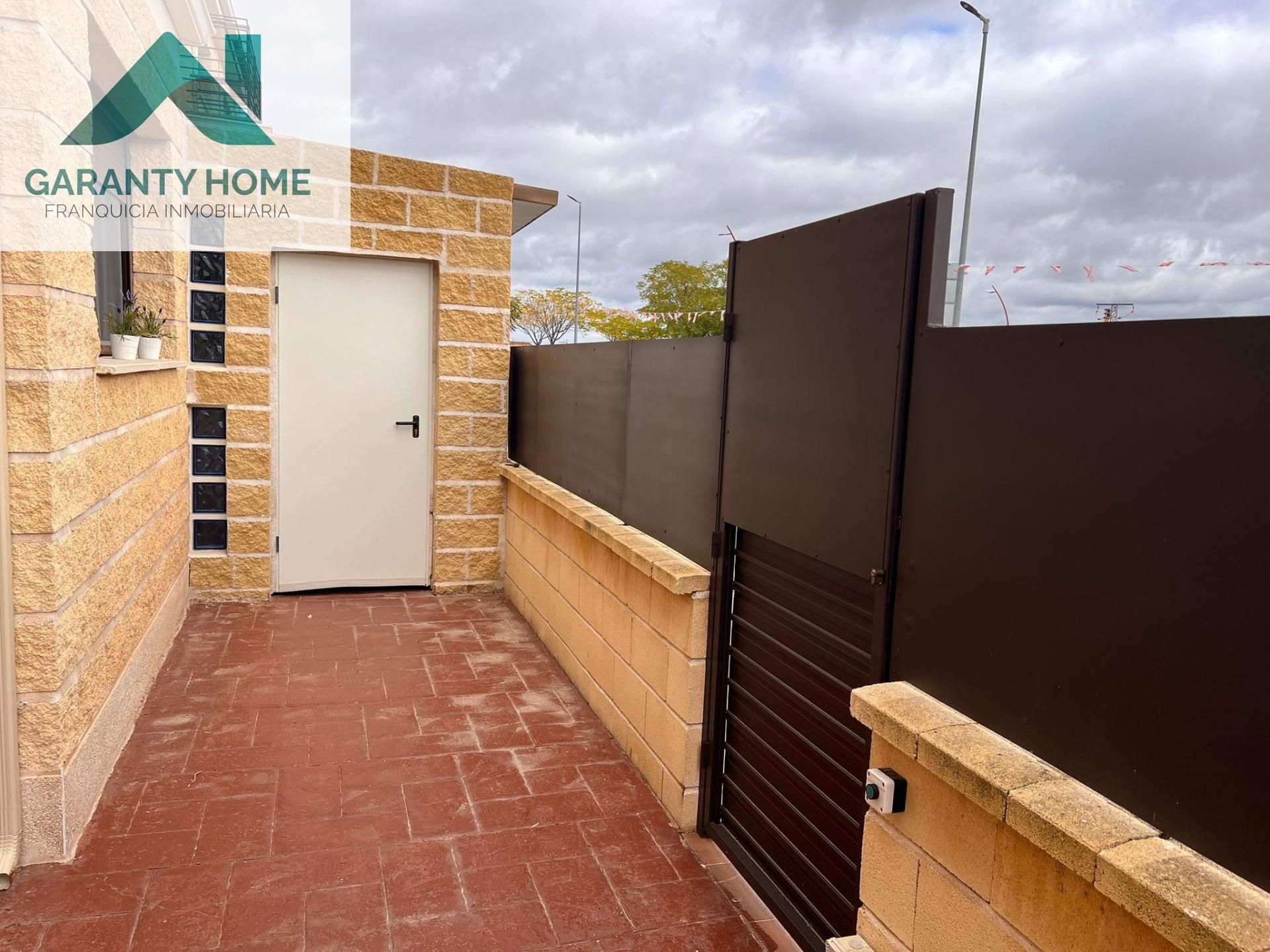 Exterior view of Single-family semi-detached for sale in Noez  with Air Conditioner, Heating and Private garden