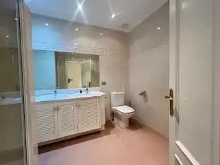 Baño de Piso de alquiler en Bilbao  con Calefacción y Balcón