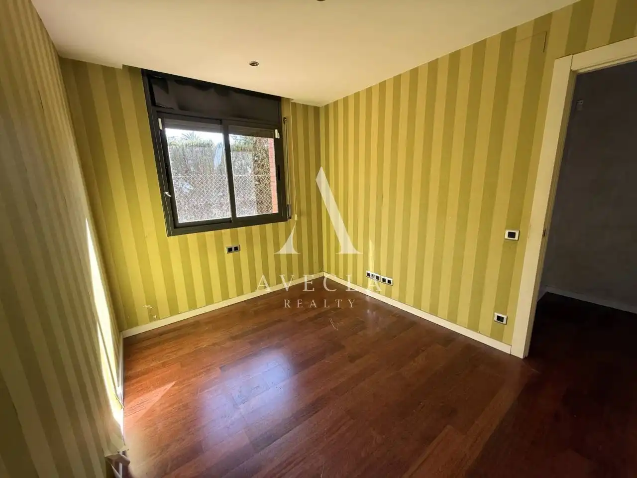 Dormitori de Casa o xalet en venda en Rubí amb Calefacció, Jardí privat i Parquet
