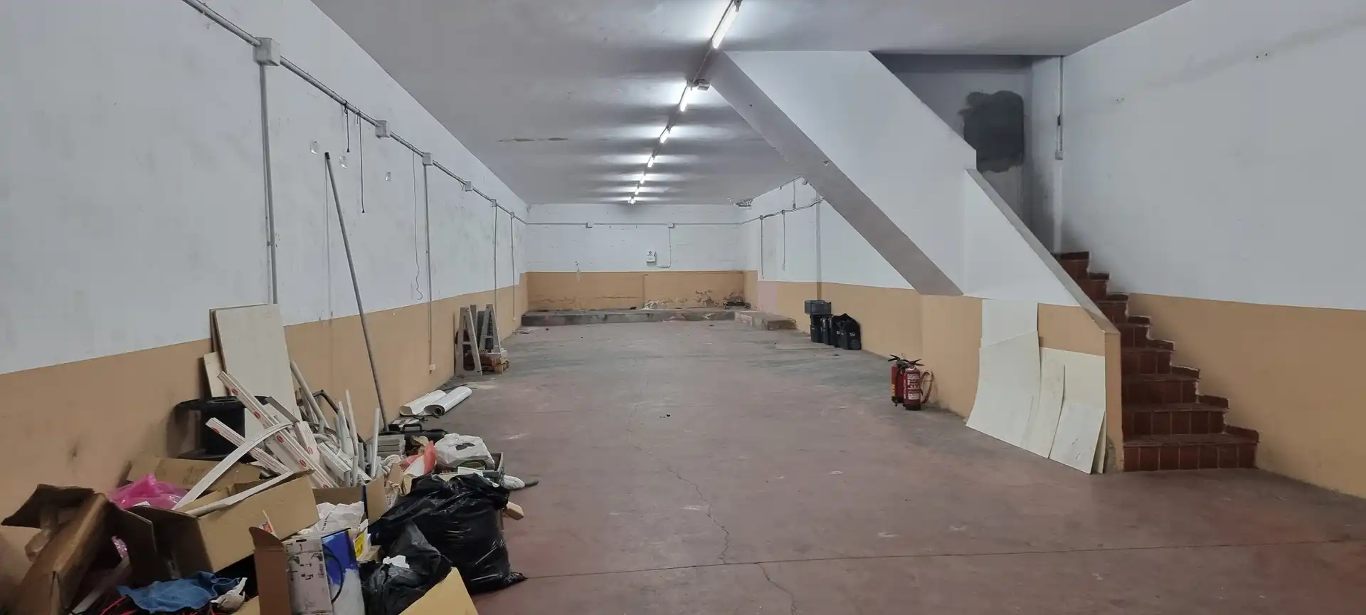 Nau industrial de lloguer a Carrer de la Natació, 1, Can Rosés