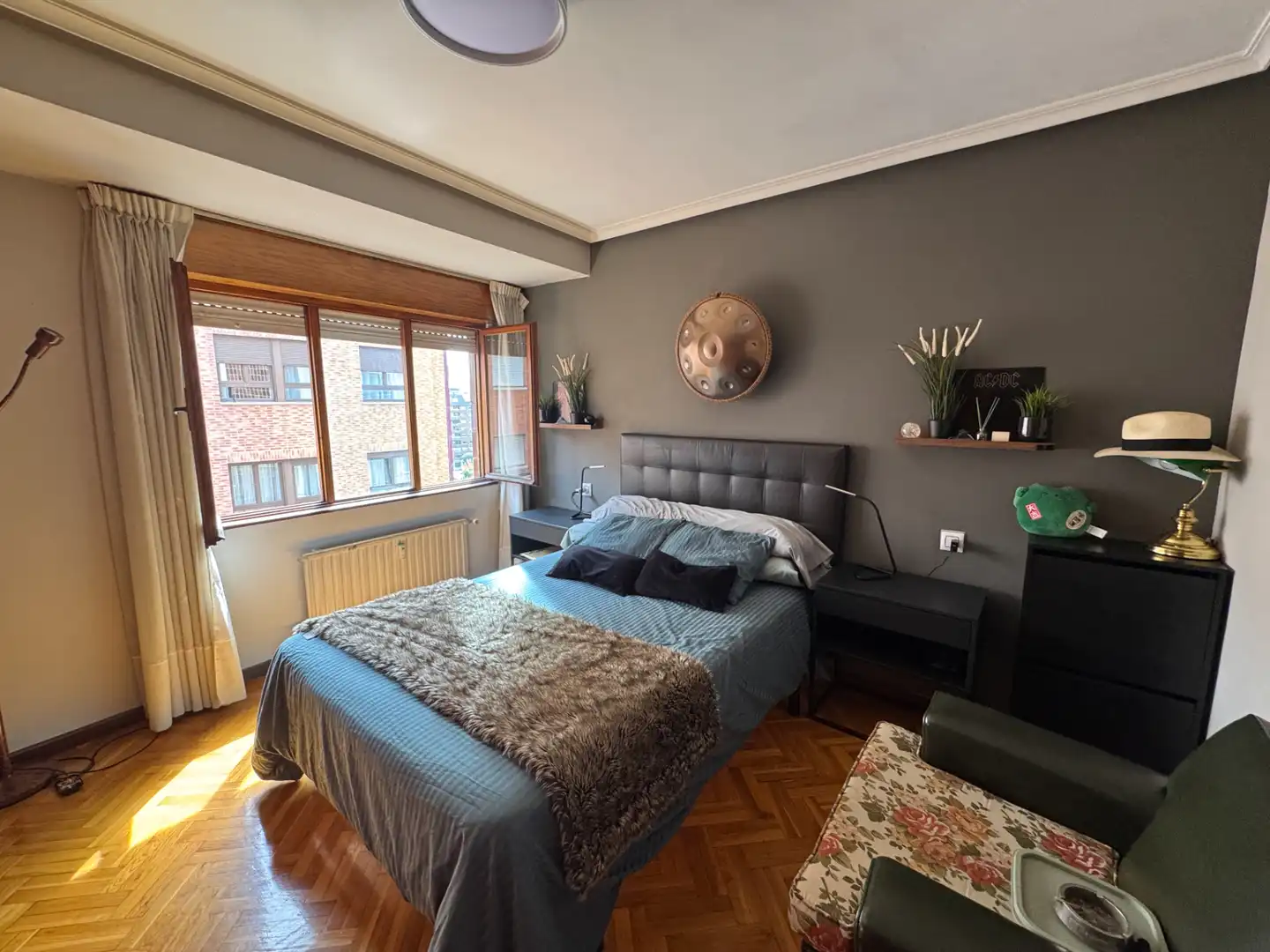 Dormitori de Pis en venda en Oviedo  amb Calefacció, Parquet i Forn