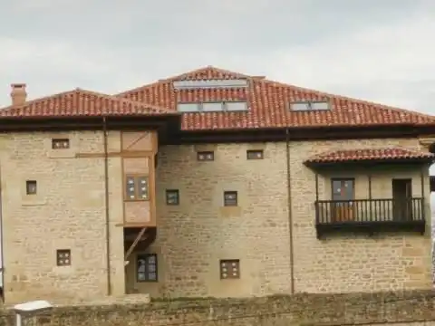 Außenansicht von Country house zur Miete in Reocín mit Privatgarten, Terrasse und Balkon