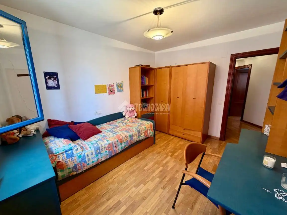 Dormitori de Pis en venda en León Capital  amb Calefacció, Parquet i Terrassa
