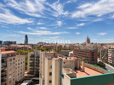 Àtic amb ascensor en venda a Sant Martí