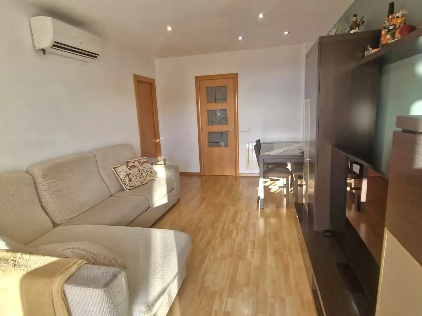 Sala de estar de Piso en venta en Sant Boi de Llobregat con Aire acondicionado, Calefacción y Parquet