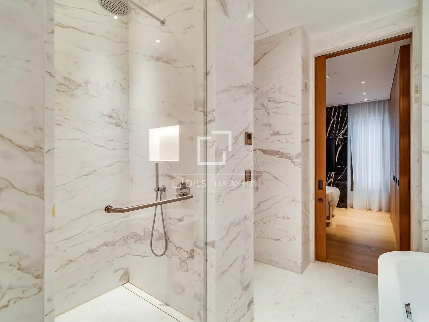Badezimmer von Wohnung zum Verkauf in Barcelona mit Klimaanlage, Heizung und Parkett