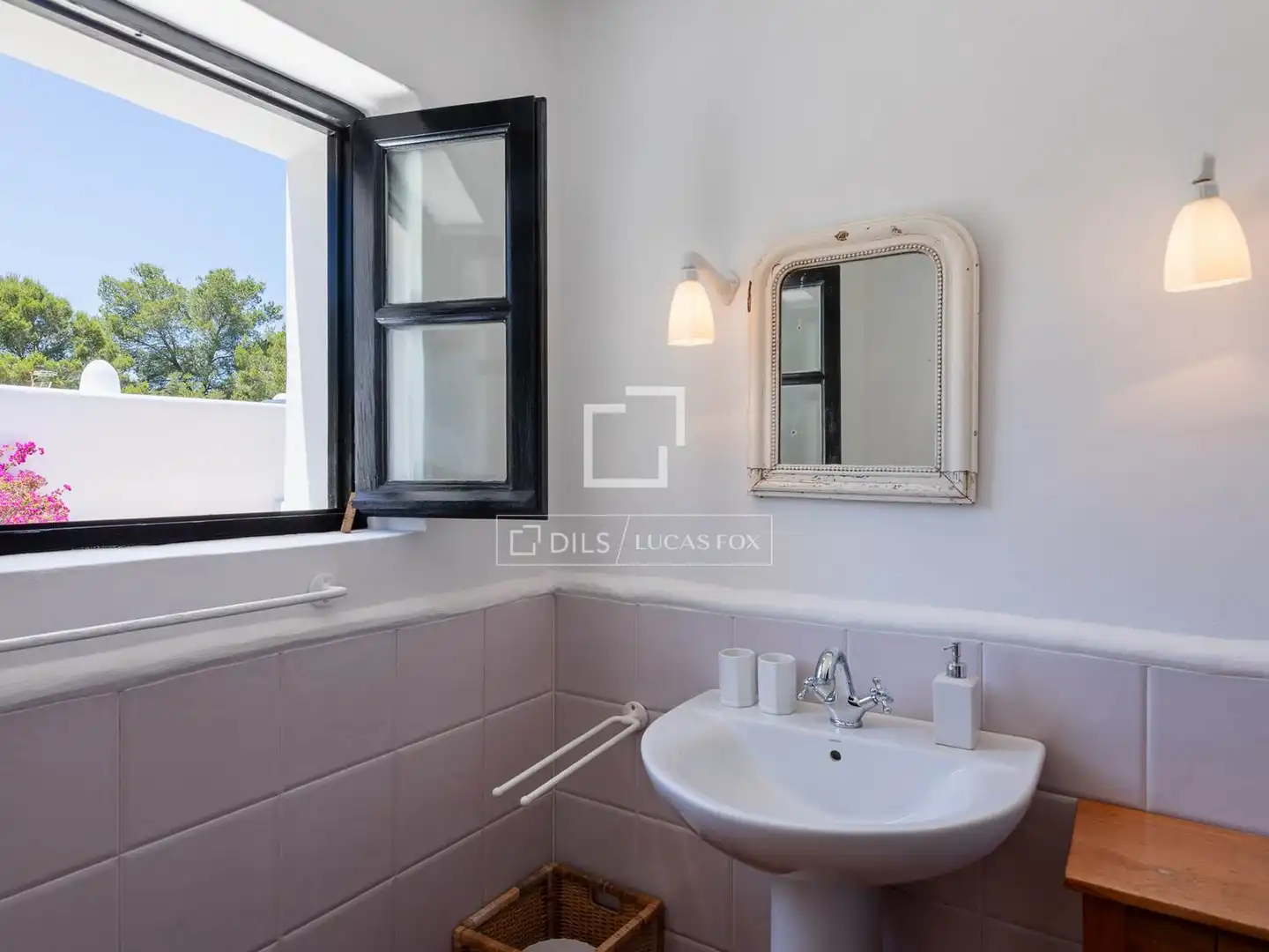Bathroom of Country homes for sale in Santa Eulària des Riu  with Furnished