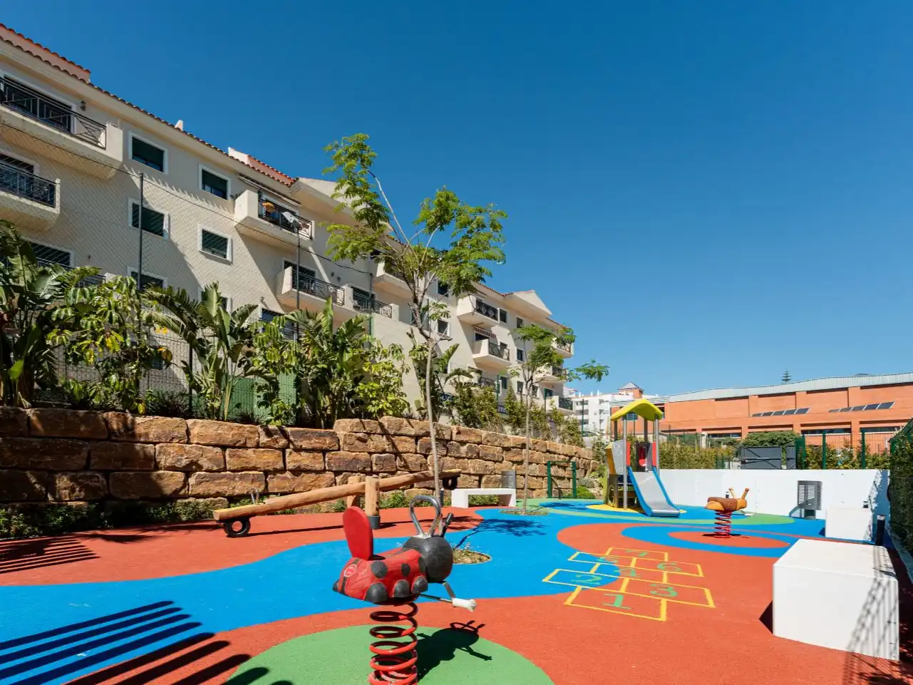 Vista exterior de Pis en venda en Estepona amb Aire condicionat, Terrassa i Piscina