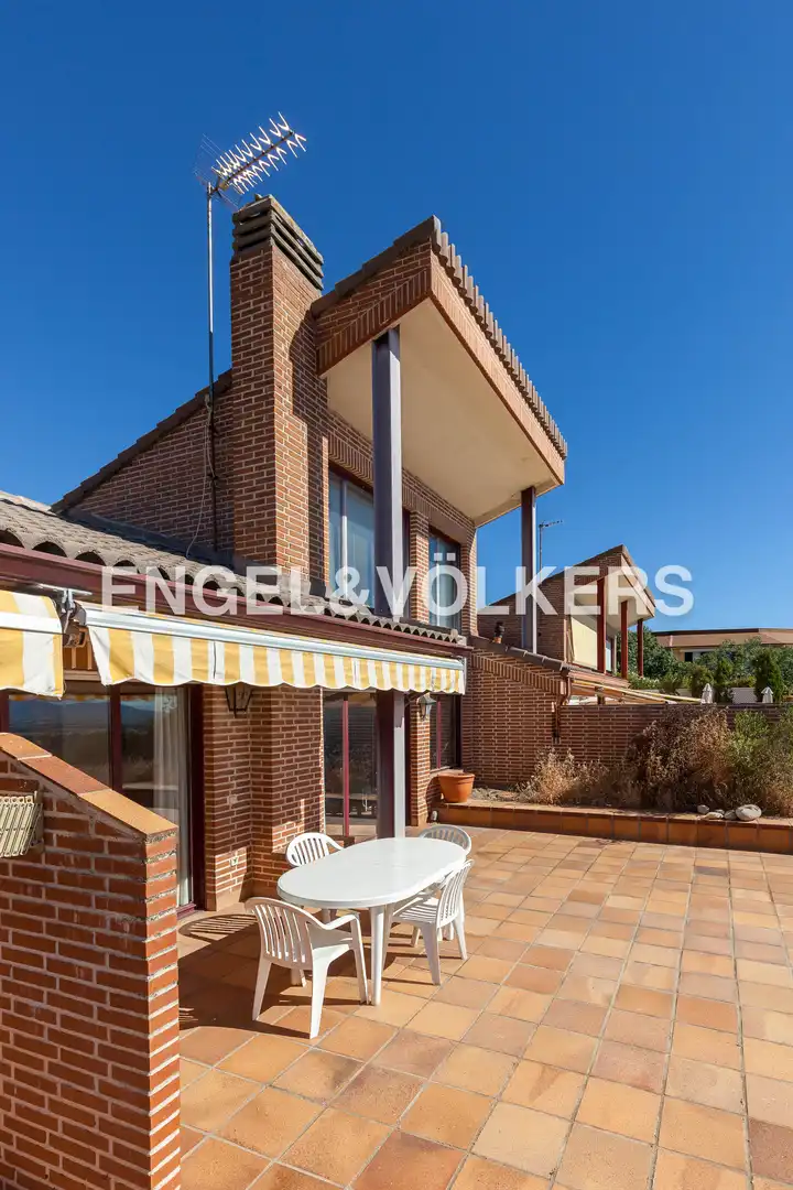 Vista exterior de Casa o chalet en venta en San Lorenzo de El Escorial con Calefacción