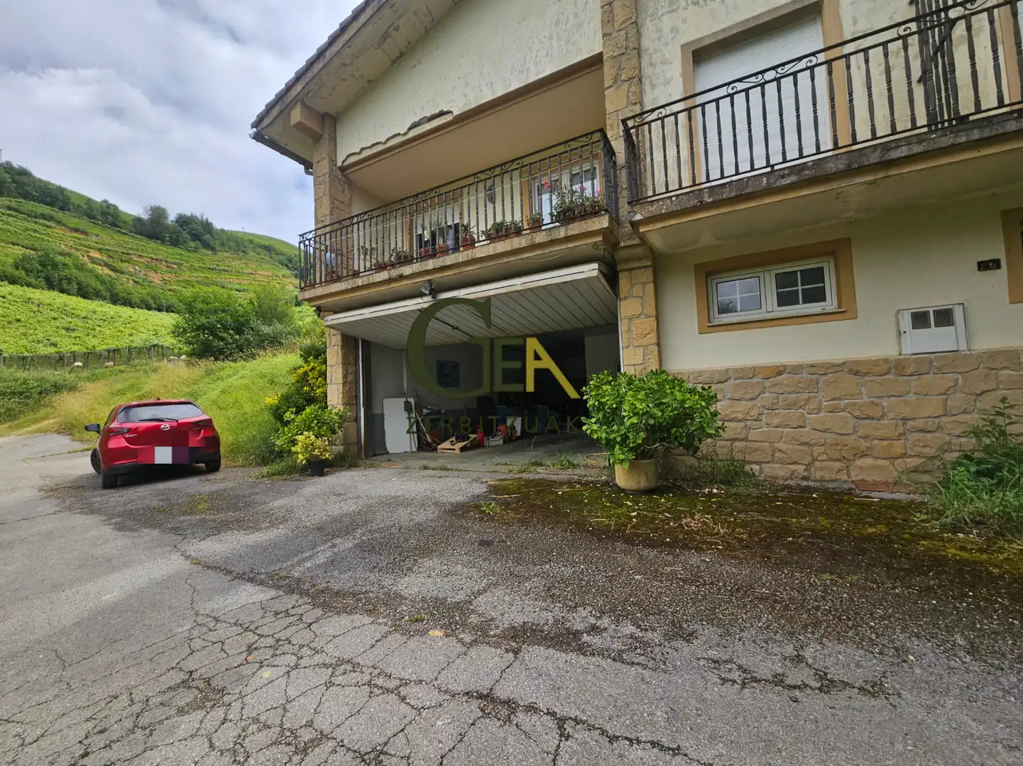 Außenansicht von Einfamilien-Reihenhaus zum Verkauf in Alkiza mit Heizung, Privatgarten und Terrasse
