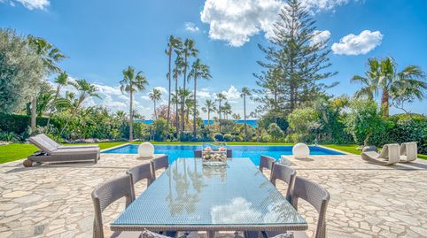 Elegante villa de 4 dormitorios con vistas al mar y a la montaña en la prestigiosa Hacienda Las Chapas, Marbella, imatge 2