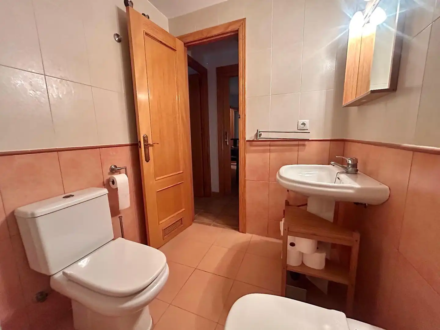 Baño de Piso en venta en Roquetas de Mar con Terraza, Amueblado y Piscina comunitaria