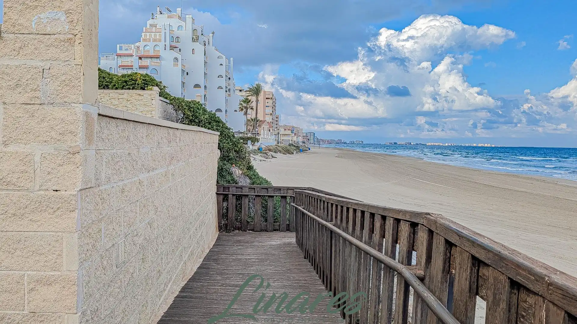 Vista exterior de Casa o xalet en venda en La Manga del Mar Menor amb Aire condicionat, Jardí privat i Terrassa