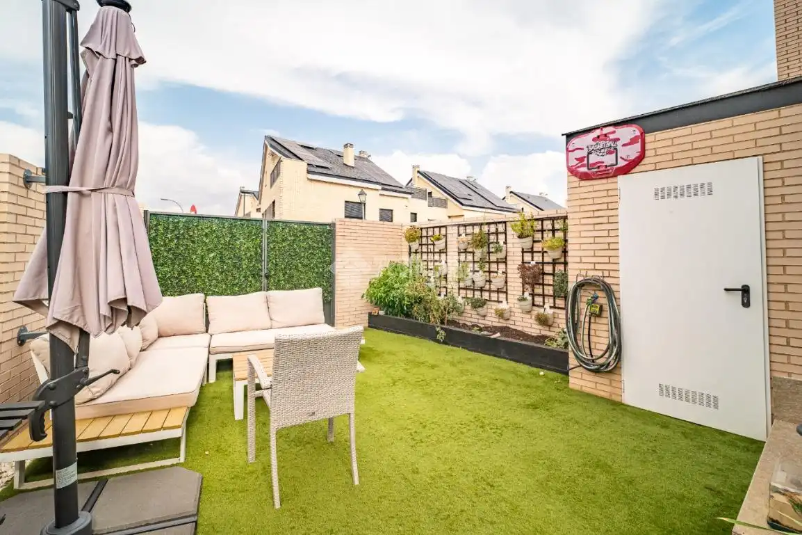 Terraza de Casa adosada en venta en Mejorada del Campo con Alarma y Piscina comunitaria