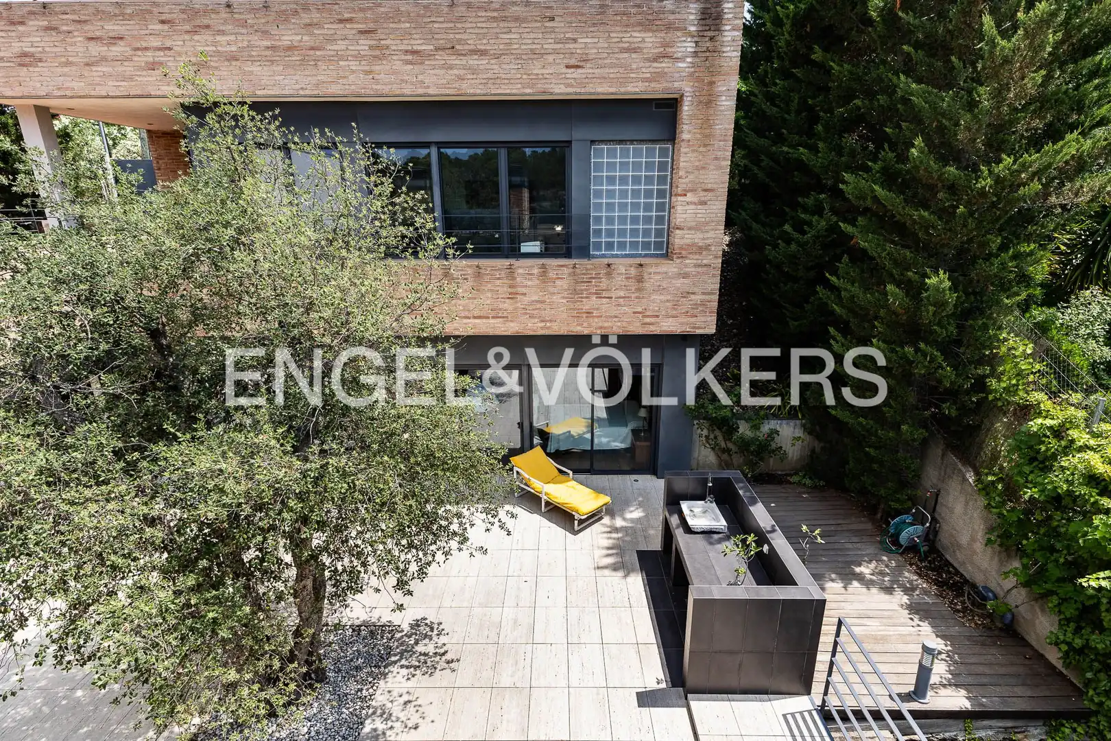 Terrassa de Casa adosada en venda en Sant Cugat del Vallès amb Calefacció, Jardí privat i Parquet