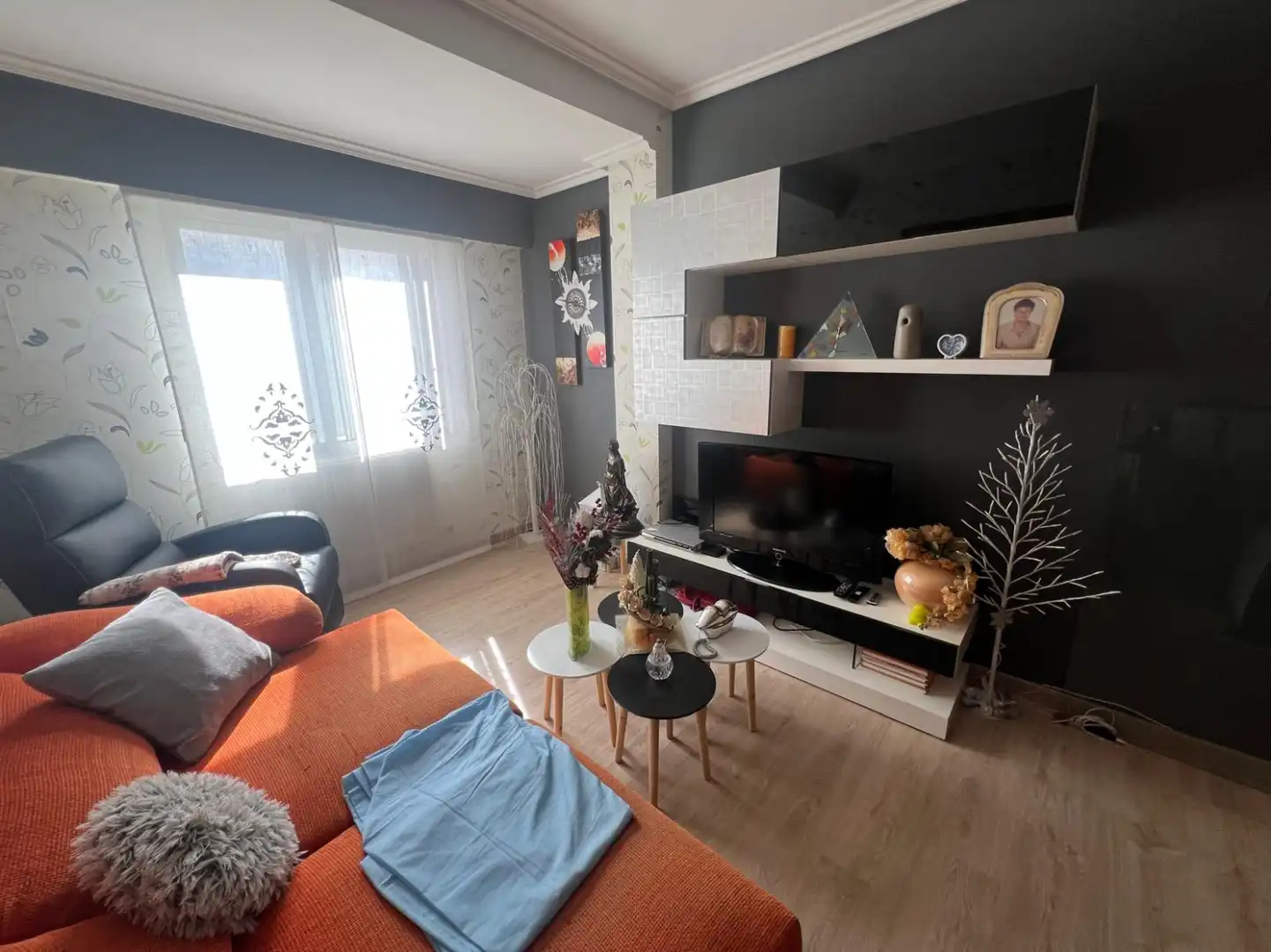 Sala de estar de Piso en venta en  Logroño con Calefacción, Trastero y Balcón