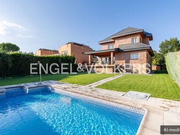 Casa con piscina en venta en Urbanizaciones