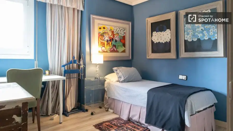 Bedroom of Flat for share in Madrid  with Air Conditioner, Heating and Furnished