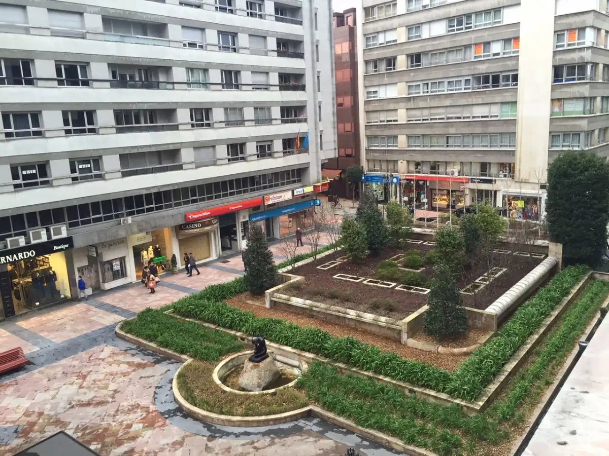 Vista exterior de Piso de alquiler en Oviedo  con Calefacción, Parquet y Balcón