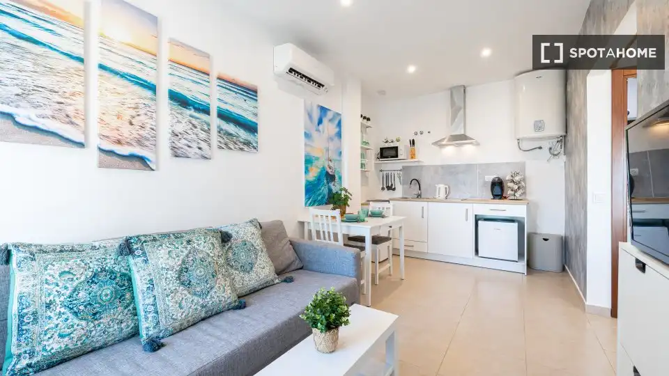 Sala d'estar de Apartament per a compartir en Rincón de la Victoria amb Aire condicionat, Terrassa i Moblat