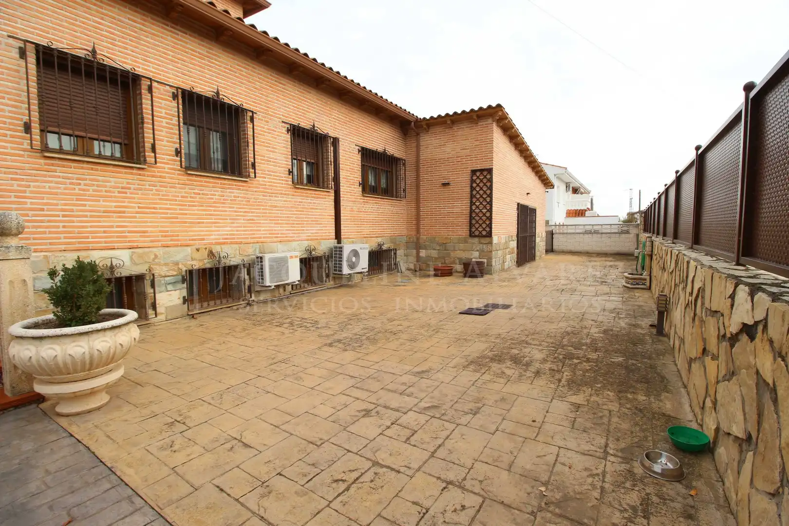 Vista exterior de Casa o xalet en venda en Yeles amb Calefacció, Jardí privat i Piscina