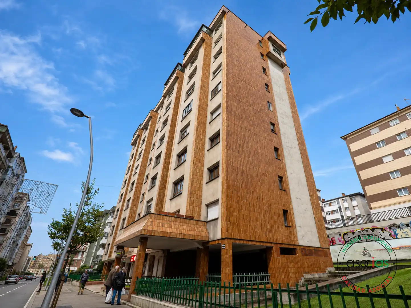 Vista exterior de Pis en venda en Gijón  amb Calefacció, Jardí privat i Parquet