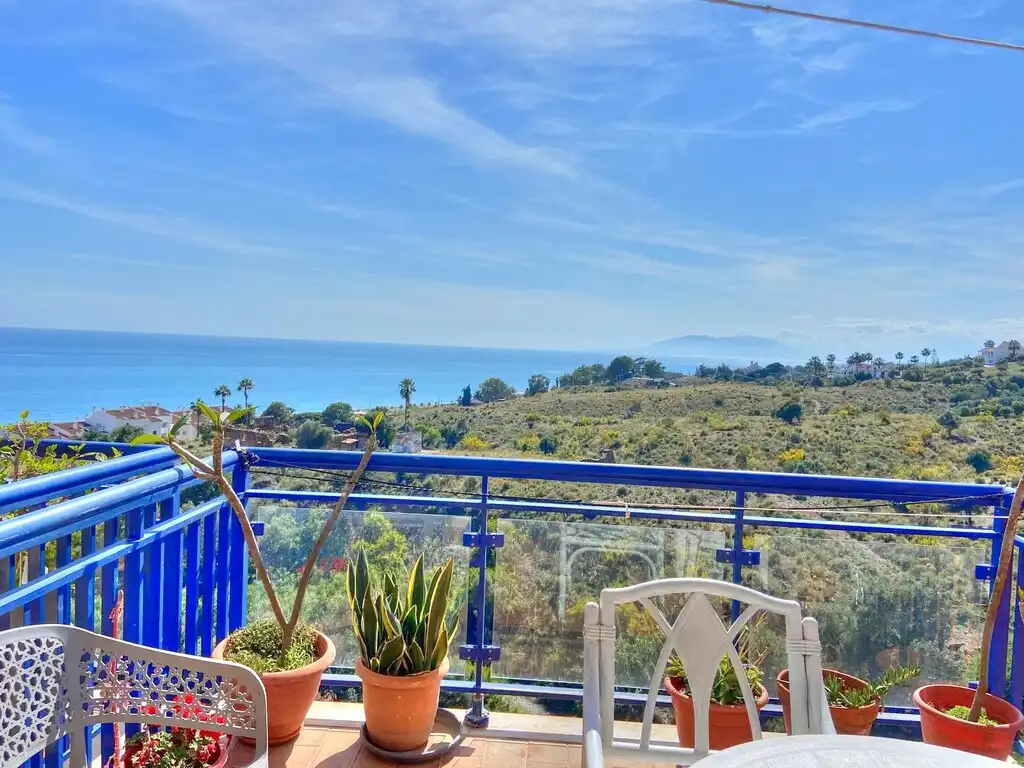 Vista exterior de Apartamento de alquiler en Vélez-Málaga con Terraza, Amueblado y Piscina comunitaria