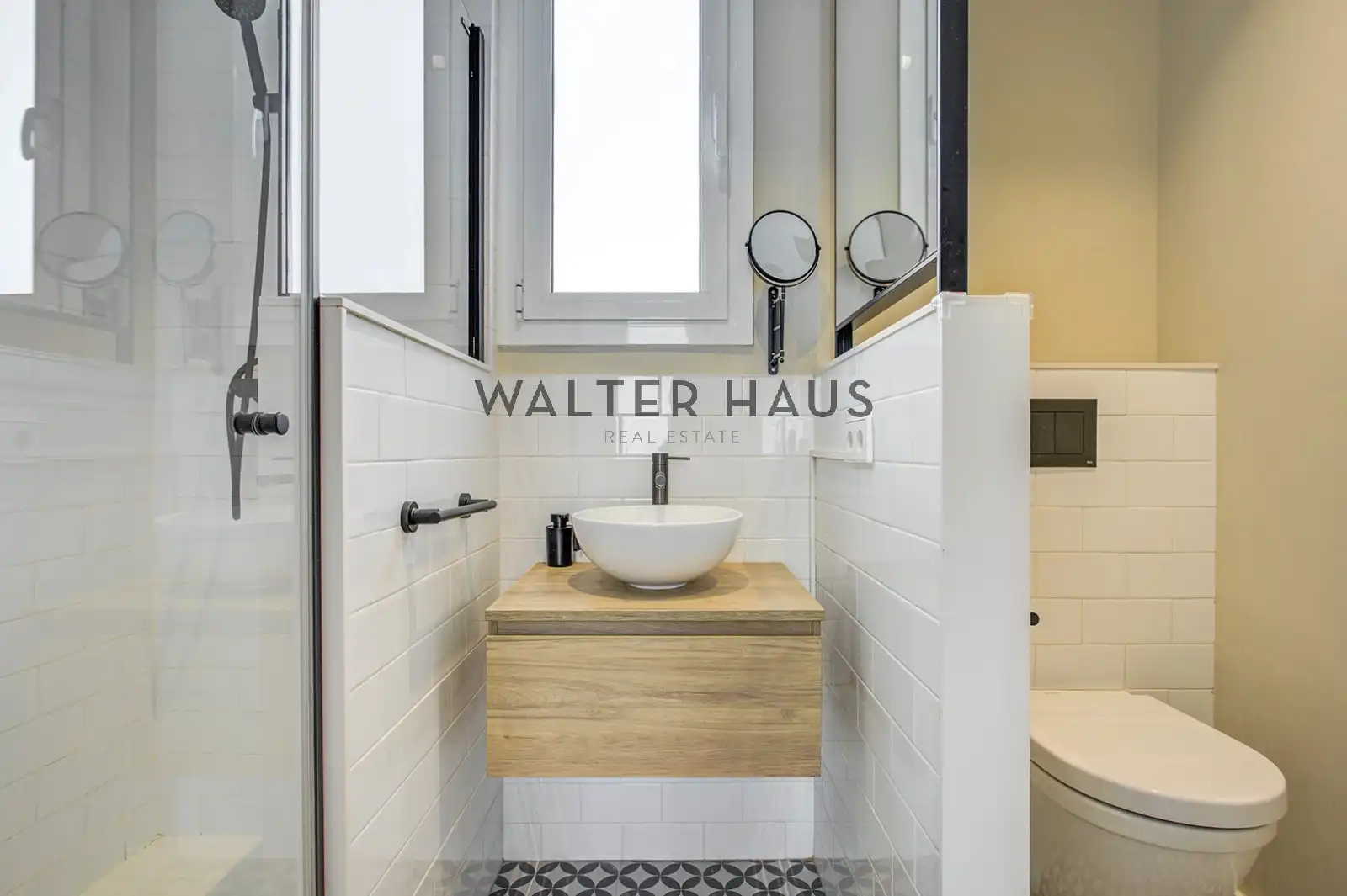 Bathroom of Attic for sale in Barcelona  with Air Conditioner, Terrace and Balcony