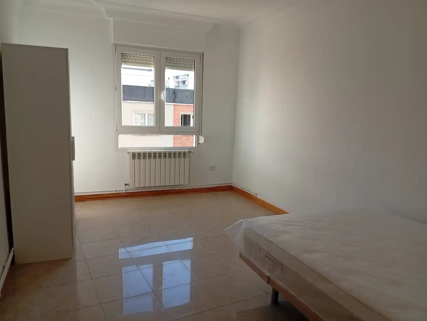 Schlafzimmer von Wohnung zur Miete in Santander mit Heizung