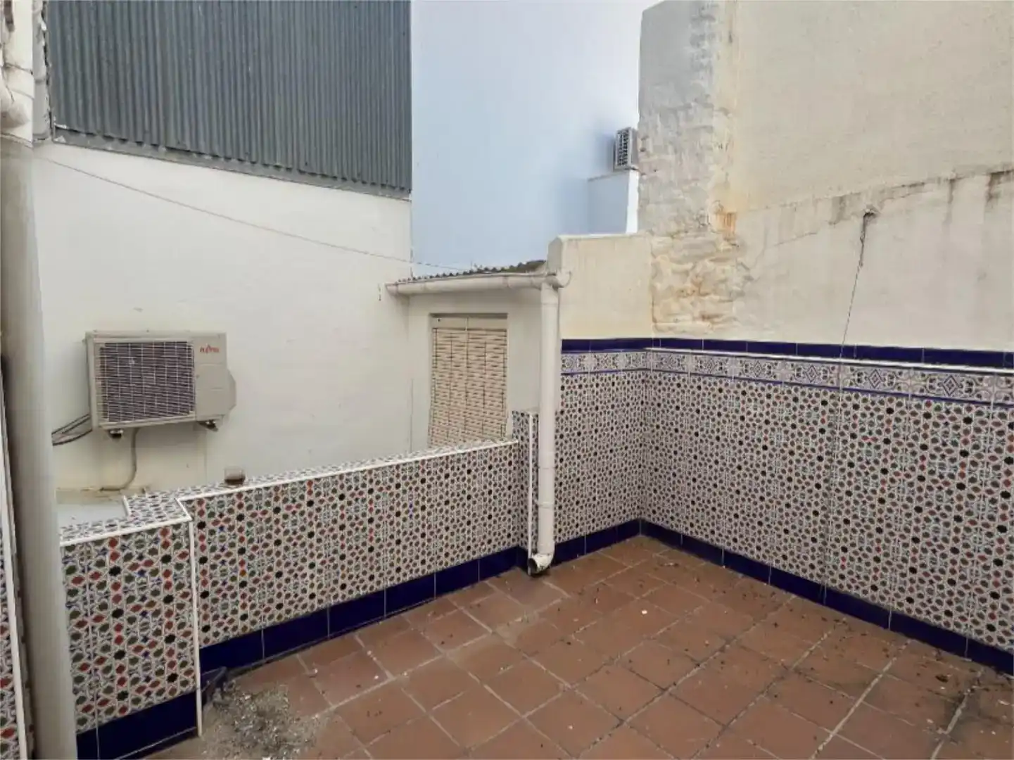 Vista exterior de Casa adosada en venda en Porcuna amb Aire condicionat i Balcó