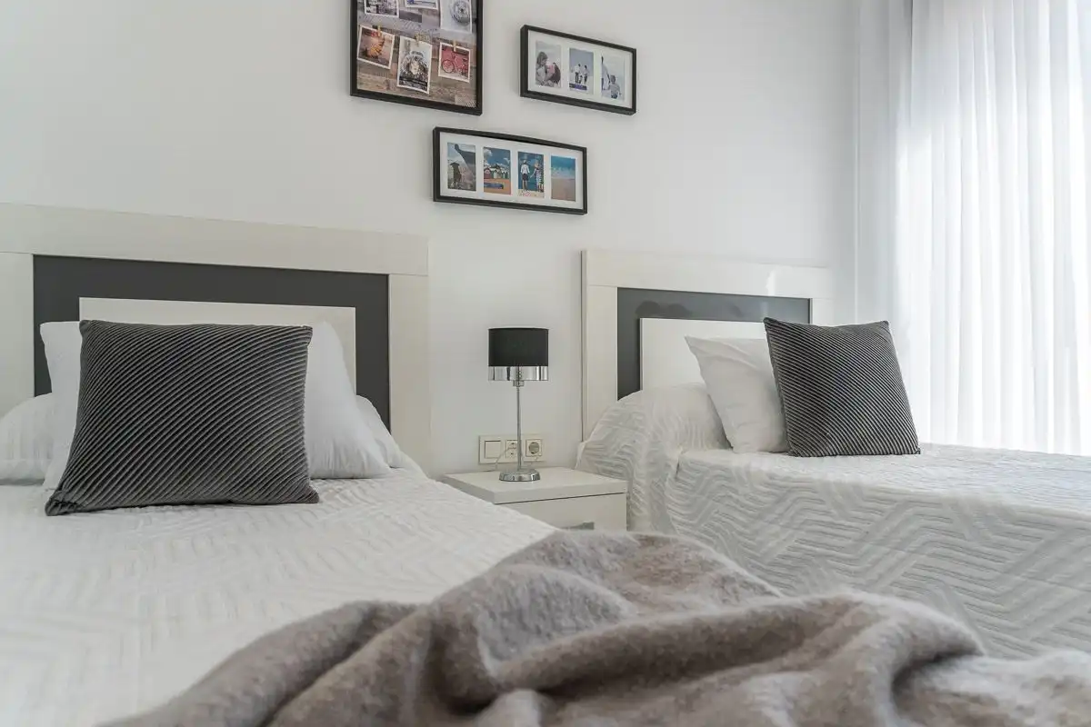 Habitación de Apartamento en venta en Torrevieja con Aire acondicionado, Amueblado y Piscina comunitaria