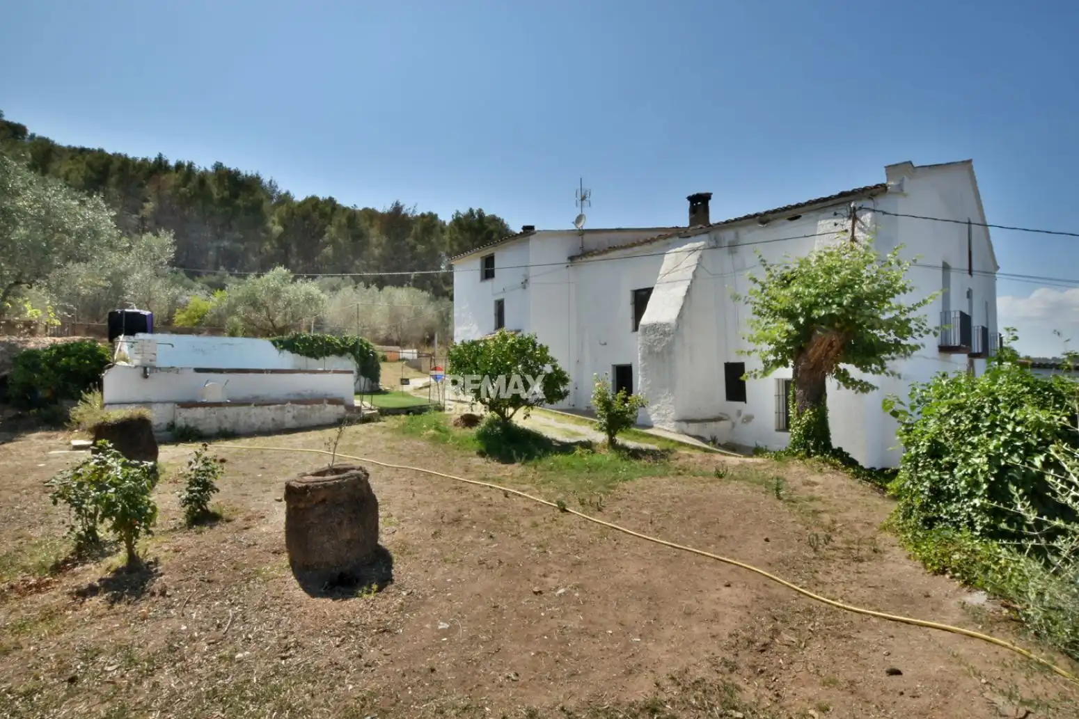 Vista exterior de Finca rústica en venda en Sant Andreu de la Barca amb Jardí privat
