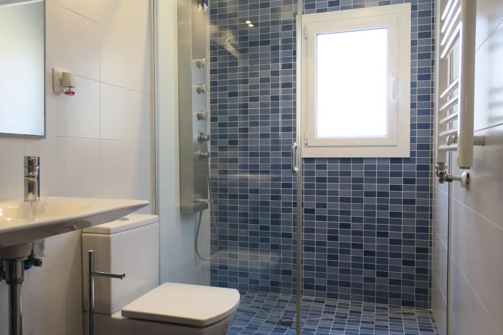 Baño de Ático en venta en Santa Coloma de Gramenet con Aire acondicionado, Calefacción y Terraza