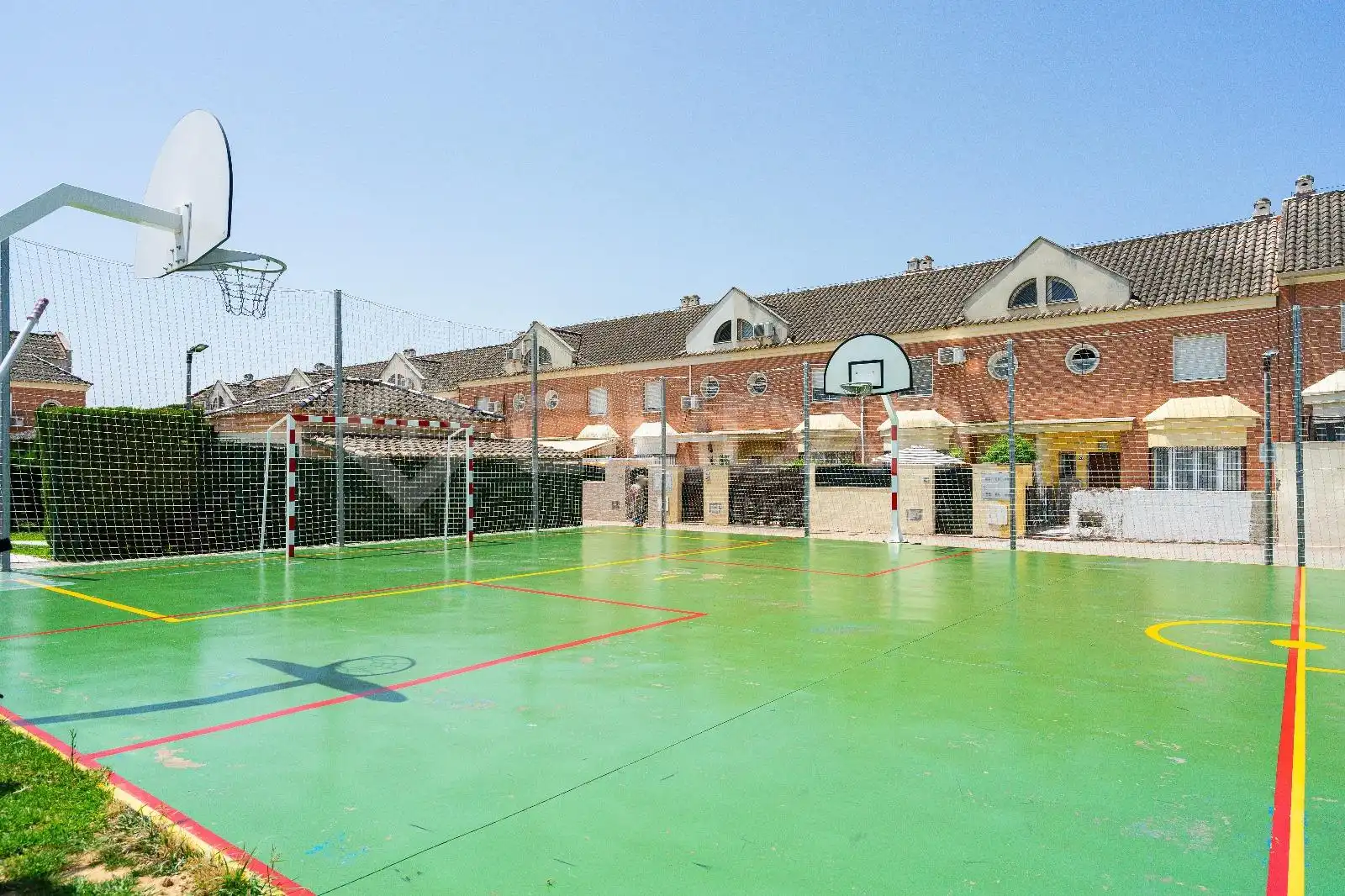 Vista exterior de Casa o chalet en venta en Coria del Río con Aire acondicionado, Terraza y Piscina comunitaria