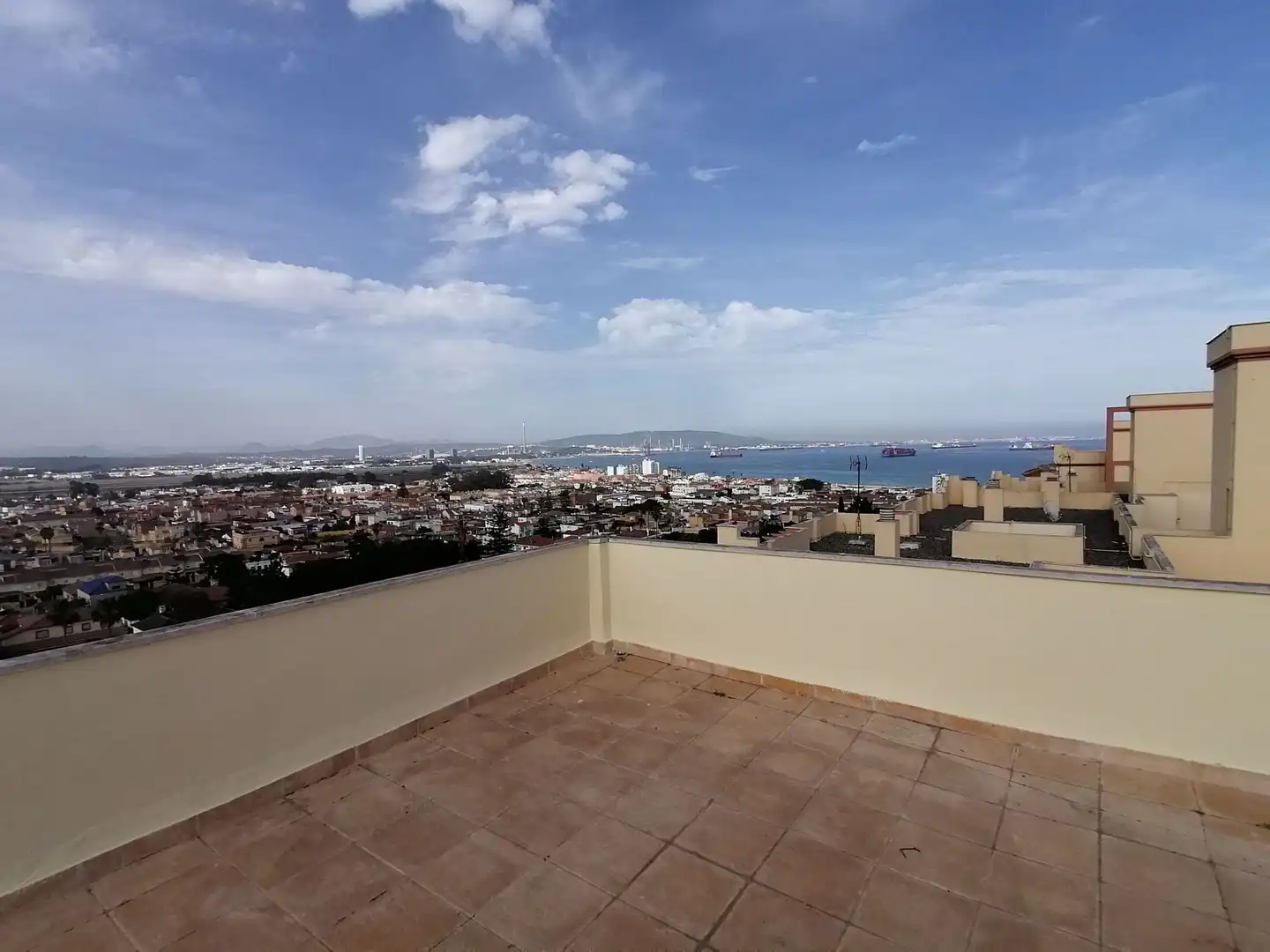 Terraza de Ático de alquiler en Algeciras con Aire acondicionado