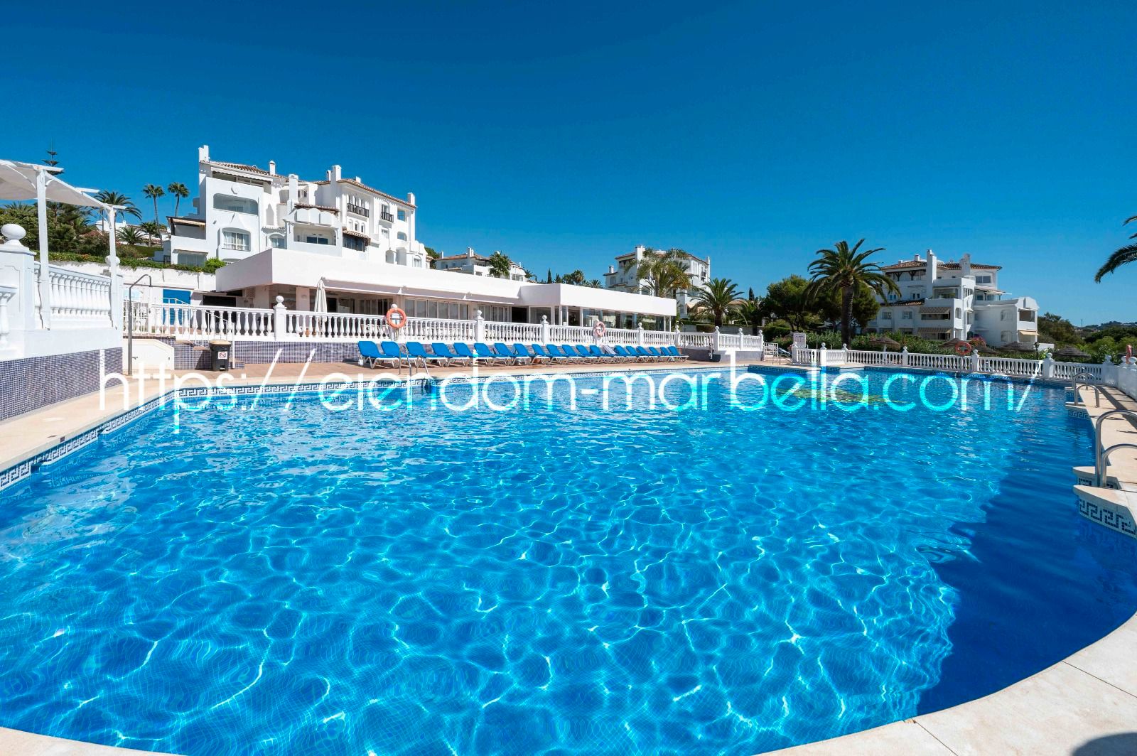 Piscina de Apartament en venda en Marbella amb Aire condicionat, Terrassa i Balcó