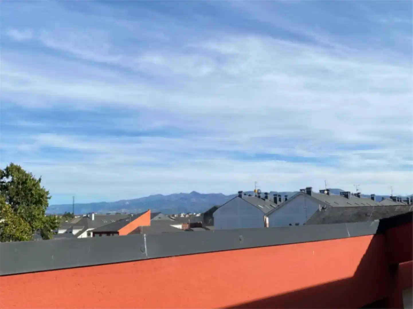 Vista exterior de Àtic en venda en Cacabelos amb Parquet, Traster i Moblat