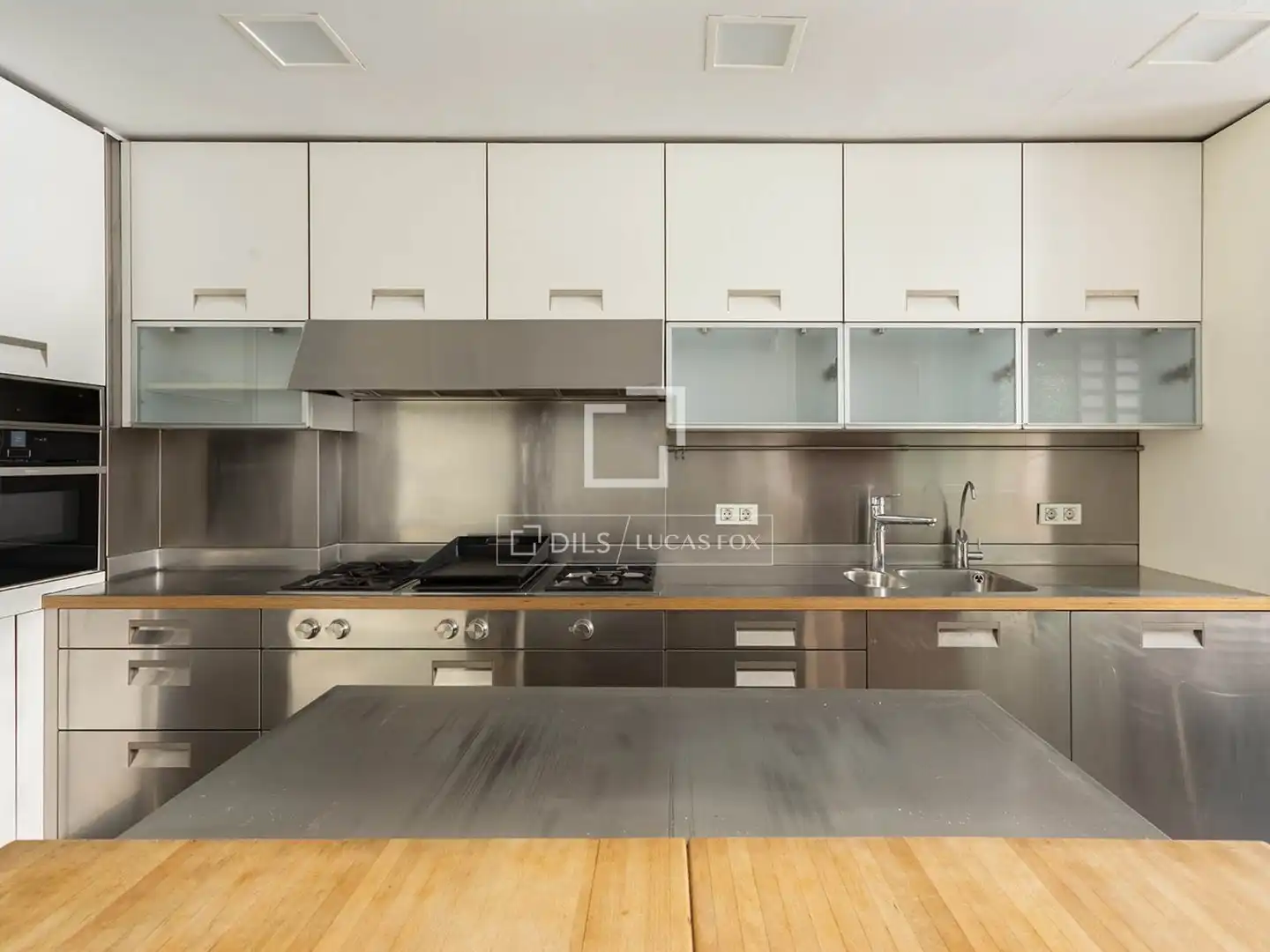 Kitchen of Houses for sale in Barcelona  with Air Conditioner, Terrace and Storage room